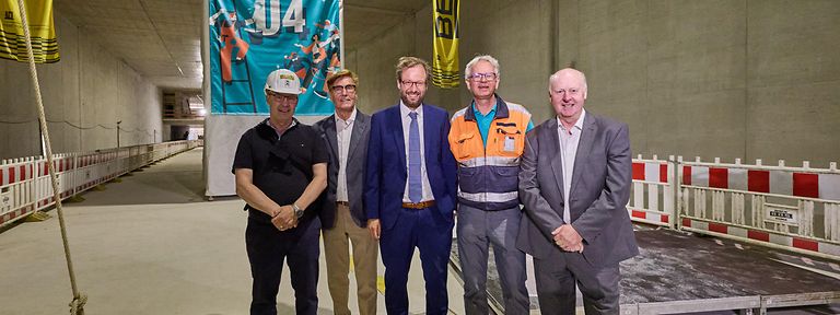 Michael Höllrigl, Helmut Göhringer, Anjes Tjarks, Dirk Göhring und HOCHBAHN-Technikvorstand Jens-Günter Lang