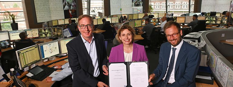 Verkehrssenator Anjes Tjarks, EIB-Vizepräsidentin Nicola Beer und dem HOCHBAHN-Vorstandsvorsitzenden Robert Henrich