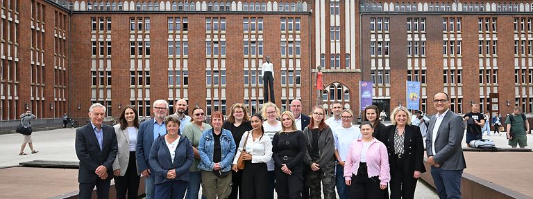 Zehn erfolgreiche Absolventinnen einer Teilzeit-Ausbildung für den Prüfdienst 