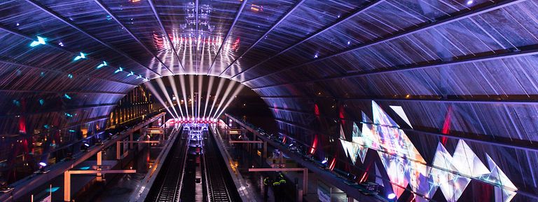 Die Haltestelle Elbbrücken wird zur Eröffnung 2018 mit einer Lichtshow beleuchtet