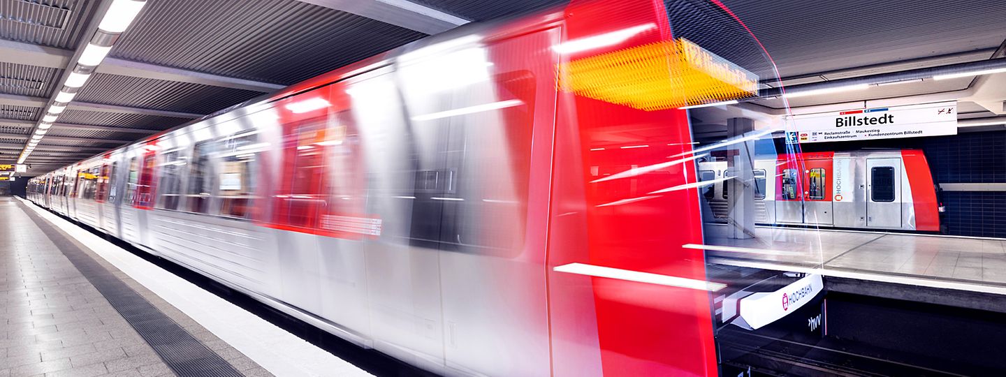Eine Hamburger U-Bahn fährt in die Haltestelle Billstedt ein