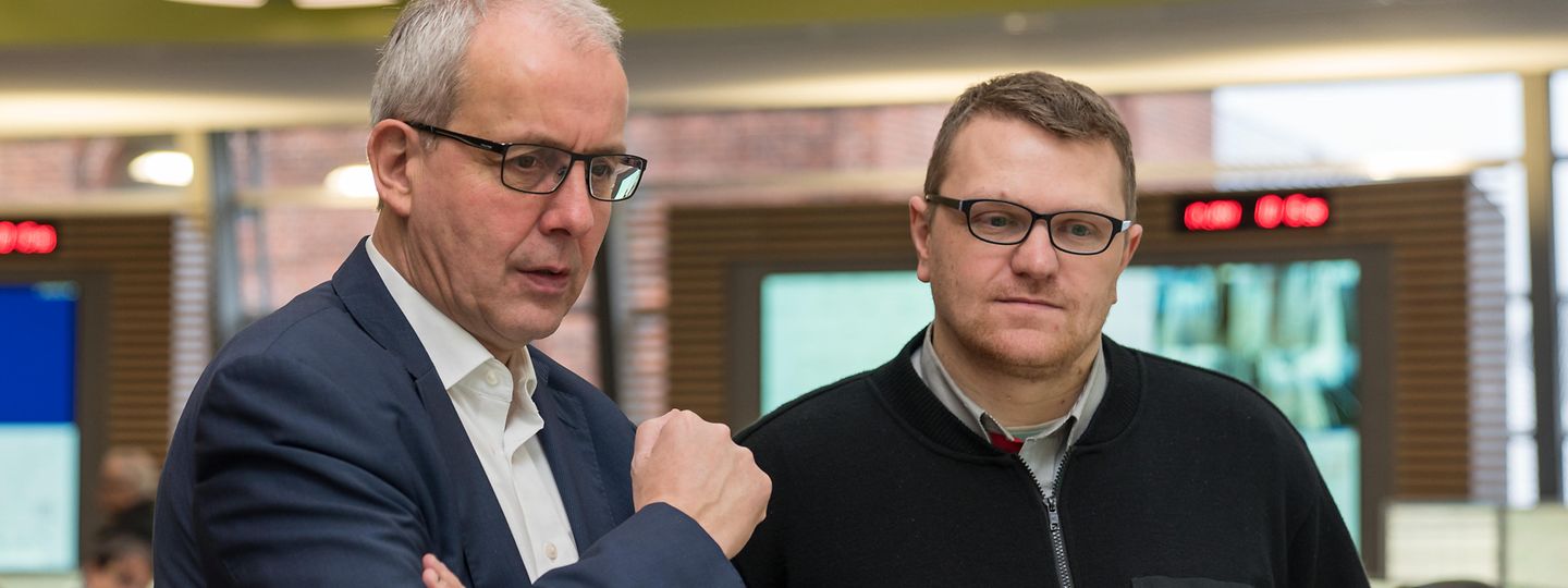 HOCHBAHN-Pressesprecher Christoph Kreienbaum im Gespräch mit einem Kollegen