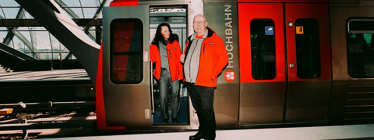 Mitarbeitende vor einer U-Bahn