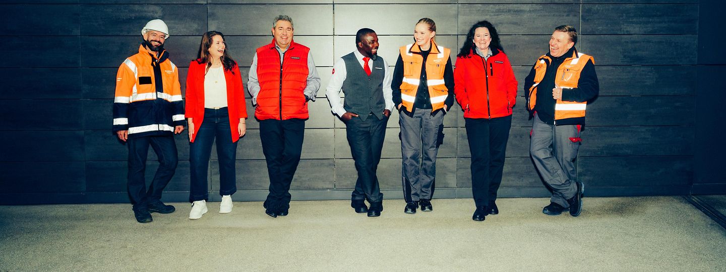 Eine Gruppe von HOCHBAHN.Mitarbeitenden lacht zusammen