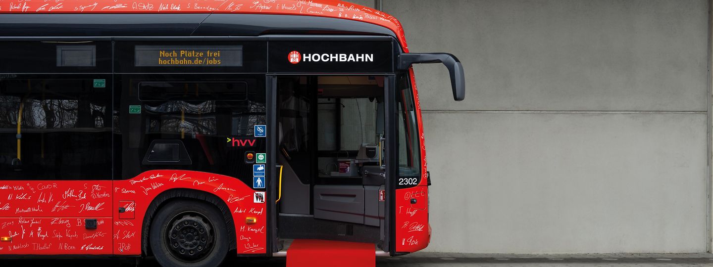 Der HOCHBAHN JobBus mit rotem Teppich davor liegend